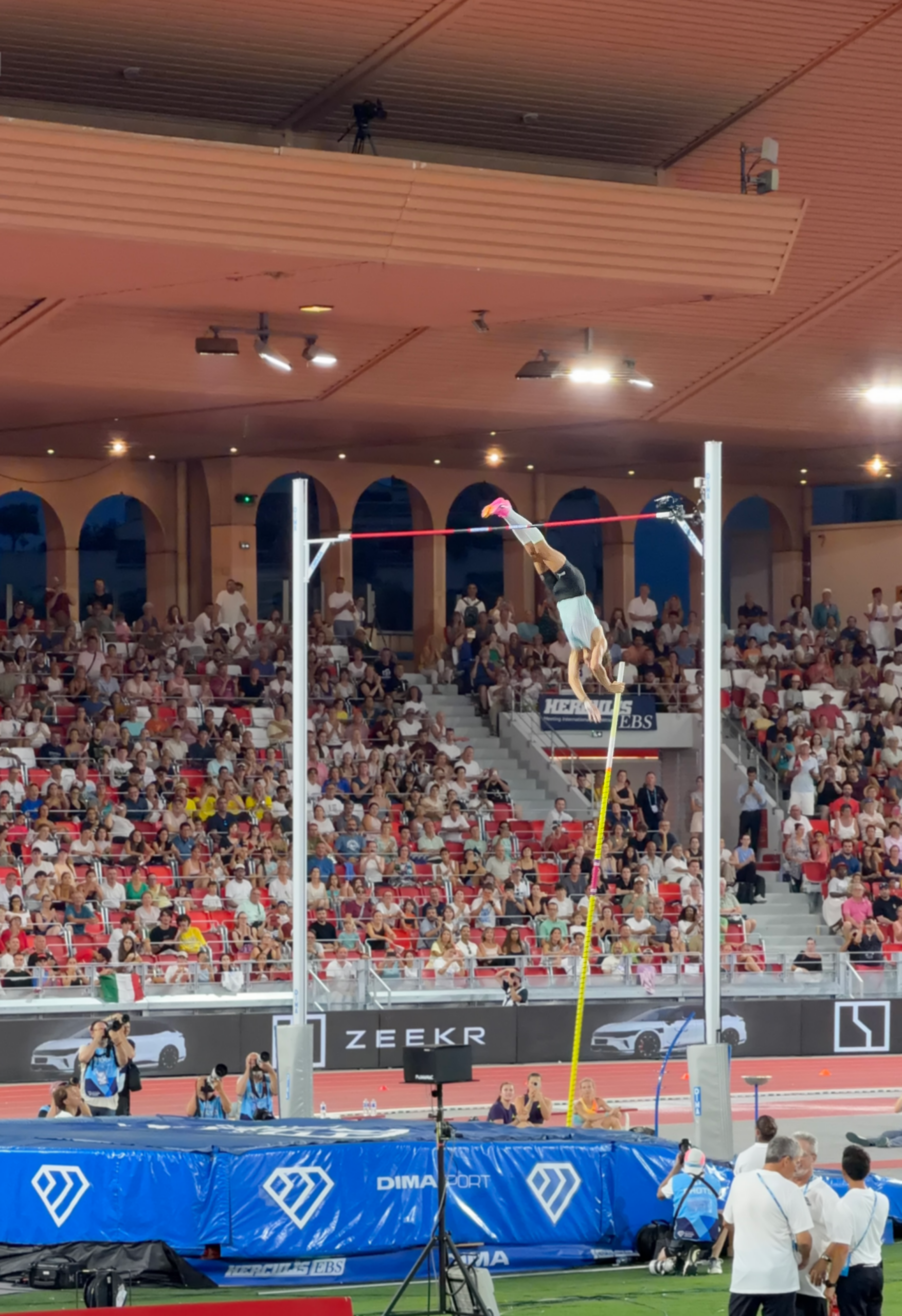 Perchiste franchissant la barre devant les tribunes du meeting Herculis de Monaco